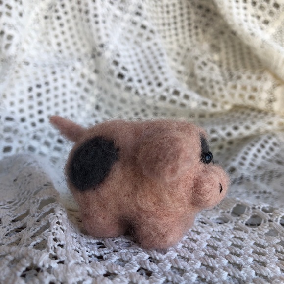 Handmade Needle Felted farm pig - Picture 7 of 16